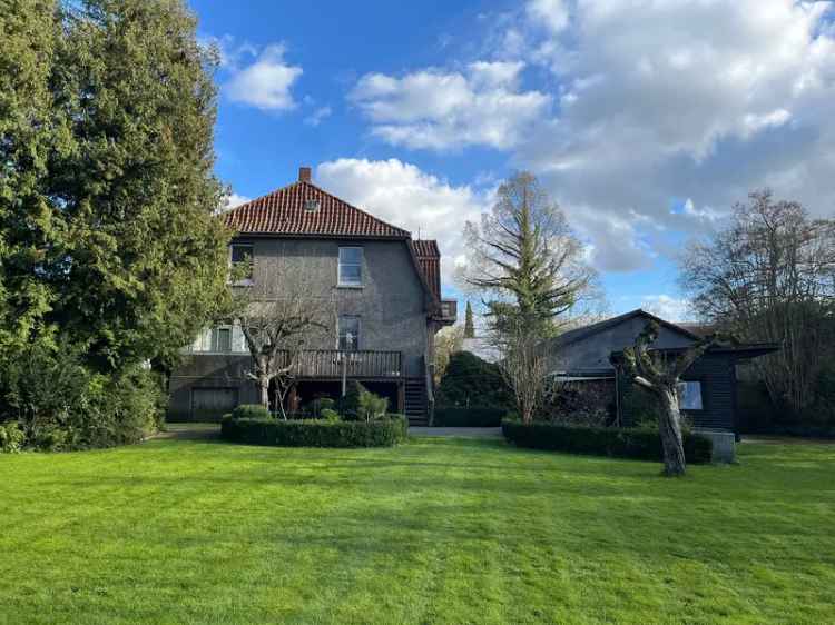 Alte Stadtvilla in Uelzen mit Fahrzeughalle und Park