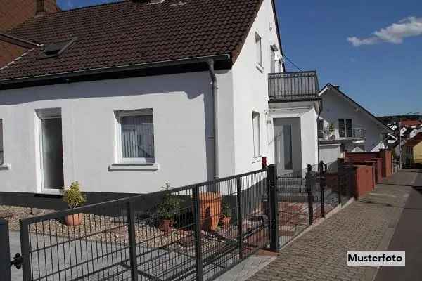 Einfamilien-Reihenendhaus nebst Garten und Stellplatz