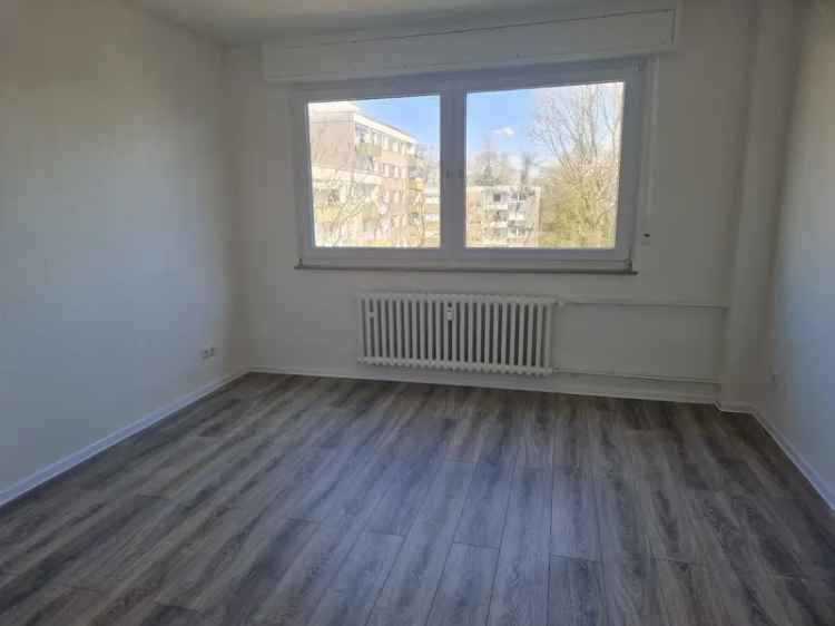 Frisch renovierte, großzügige 3-Zimmer-Wohnung mit Balkon