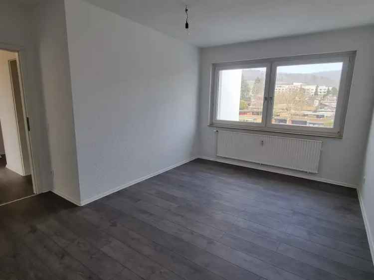Optionaler Tiefgaragenstellplatz und sonniger Balkon: Renovierte 2-Zimmer-Wohnung ab sofort!