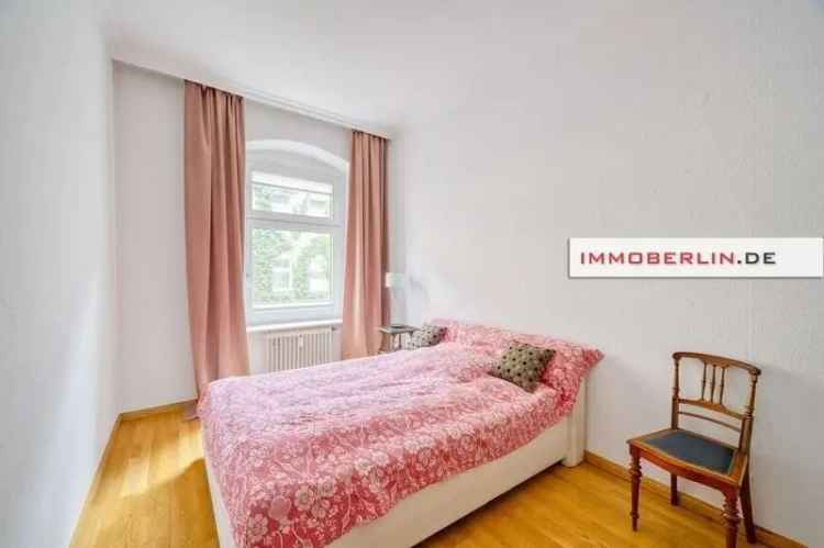 Großzügige Stuck-Altbauwohnung mit Balkon in begehrter Lage