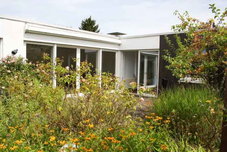 Stilvoller Bungalow mit Atrium und Garage
