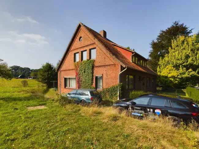 Verkauft - Großes Bauernhaus mit Nebengebäuden und Weide