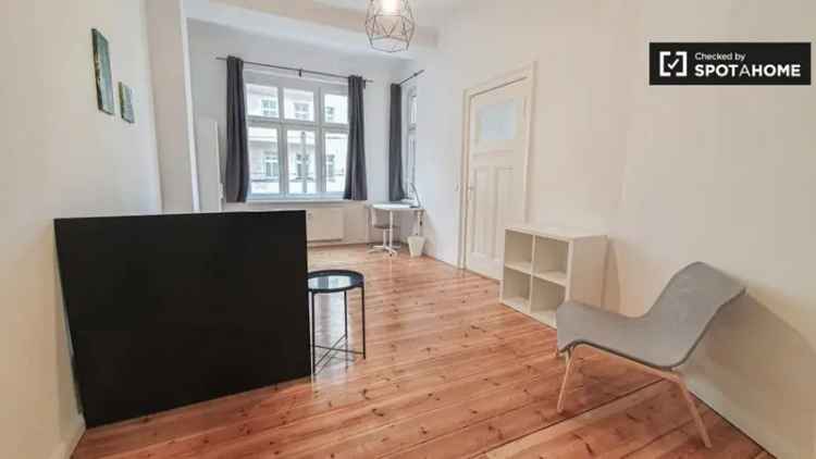 Zimmer zu vermieten in einer Wohnung mit 3 Schlafzimmern in Berlin