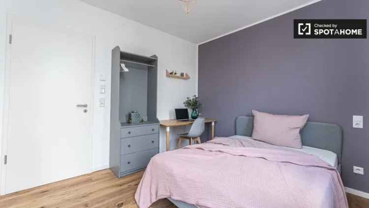 Zimmer zu vermieten in Wohnung mit 5 Schlafzimmern in Berlin