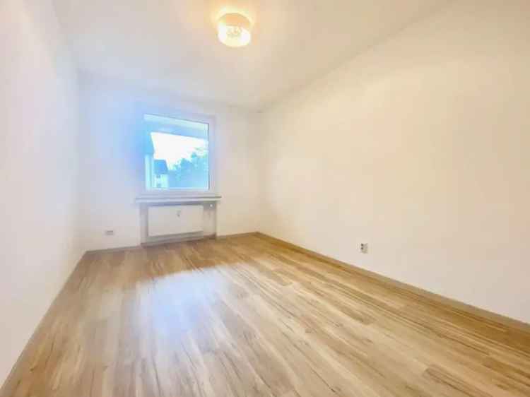 Lichtdurchflutete, frisch
renovierte 3,5-Zimmerwohnung
mit Balkon, in Berenbostel