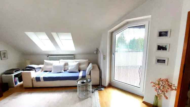 Sonnige komfortable 2 Zimmer Dachwohnung im Grünen mit Südloggia und breitem Morgenbalkon, wohnfreundlichem Grundriss in stielvollem Anwesen.