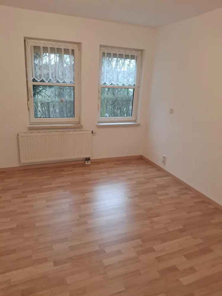 Helle 2-Raum Wohnungen mit Einbauküche, Terrasse und Stellplatz