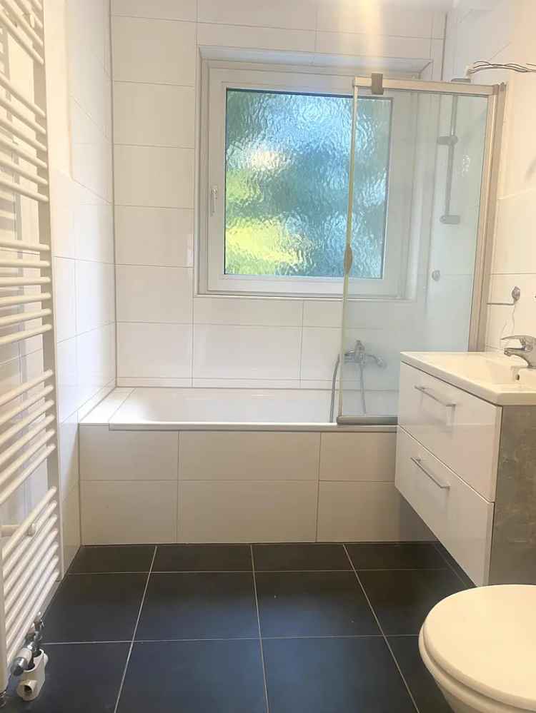 Moderne und renovierte 3-Zimmer-Wohnung mit Balkon