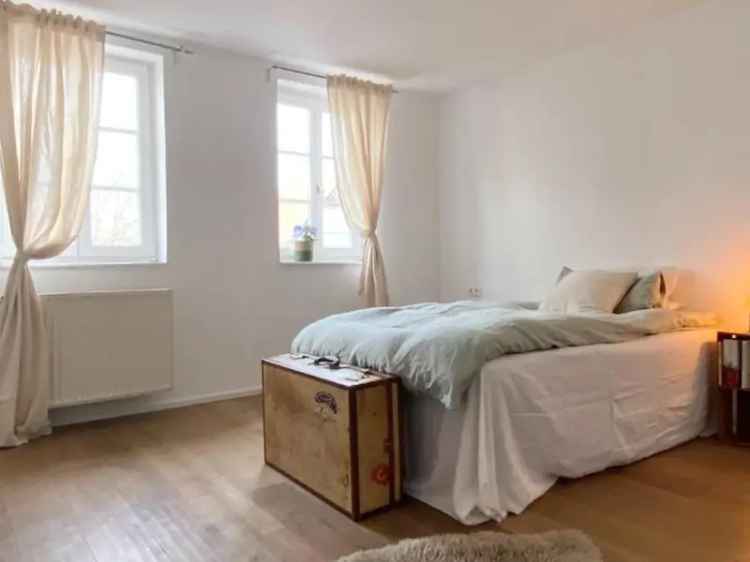 "Sonnige 2,5-Zi.-Obergeschosswohnung mit Altbaucharme und U-Bahn-Anschluss"