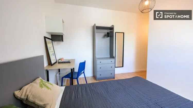 Zimmer zu vermieten in einer 4-Zimmer-Wohnung im Süden Berlins