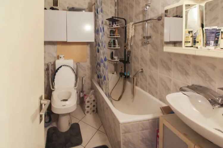 Attraktive Kapitalanlage: vermietete 2-Zimmer-Wohnung mit Balkon und Stellplatz