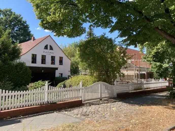 Mehrfamilienhaus mit Grundstück und Gewerbeanteil in Berlin-Blankenburg