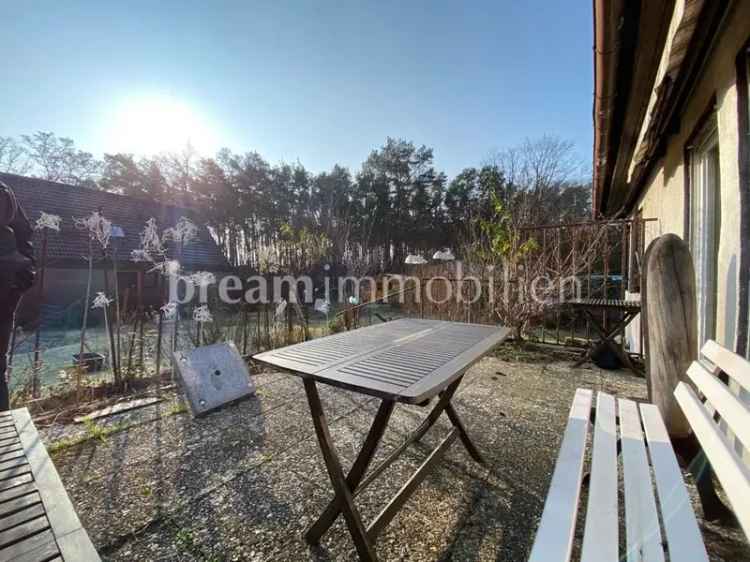CHARMANTER BUNGALOW MIT SONNIGEM GARTEN – sanierungsbedürftiges Haus am Dorfwald in Berlin-Kladow