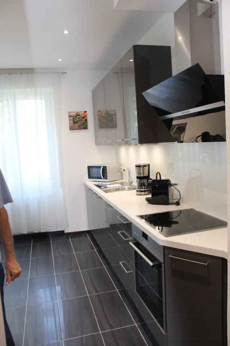 Modern möblierte 4- Zimmerwohnung mit Balkon in bester Lage vom Nordend