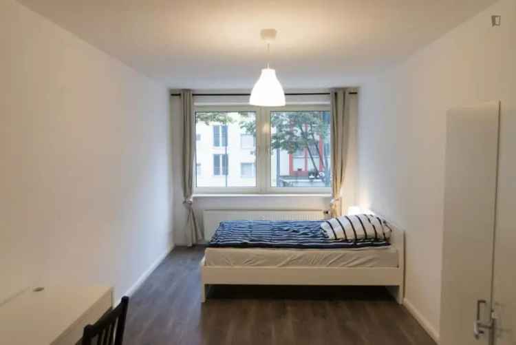 Einbettzimmer in 5-Schlafzimmer Wohnung