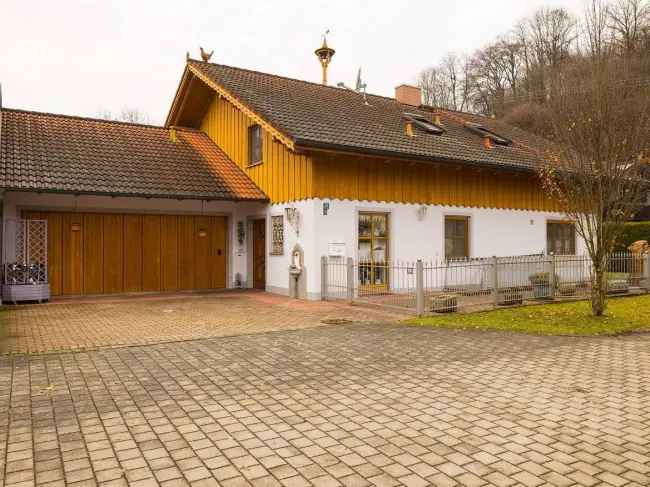 Großzügiges Mehrfamilien-Landhaus
mit beheiztem Wintergarten
In Ruhiger Lage in Malching