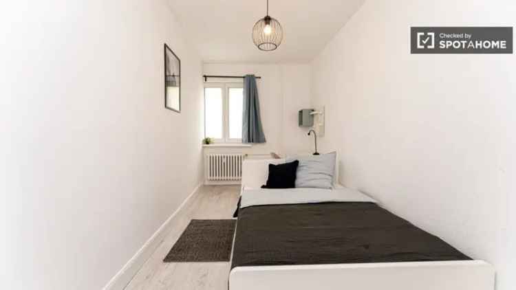 Zimmer zu vermieten in einer Wohnung mit 3 Schlafzimmern in Berlin