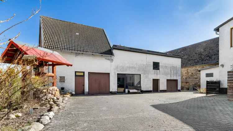 Vielseitiges Zweifamilienhaus mit großzügigem Grundstück und massivem Nebengebäude