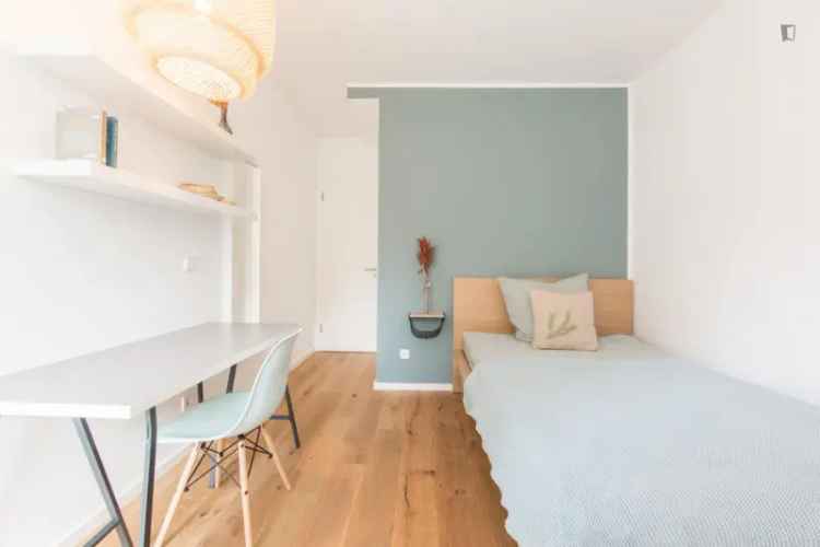 Einbettzimmer, mit Balkon, in 4-Schlafzimmer Wohnung
