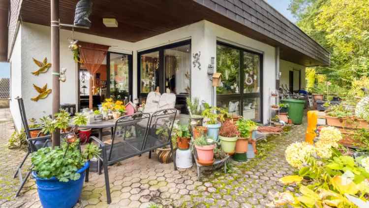 Lichtdurchflutetes Einfamilienhaus mit großem Garten und Ausbaupotenzial in ruhiger Hanglage