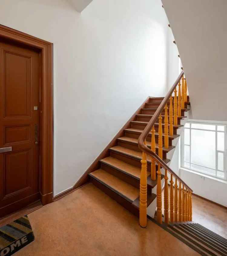 Bezaubernde Altbaueigentumswohnung mit großzügigem Grundriss und Loggia