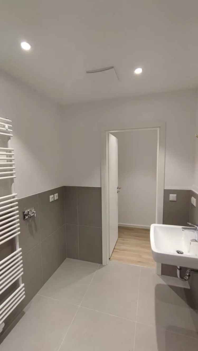 Umfangreich modernisierte 2,5 Zimmer Wohnung mit Balkon!