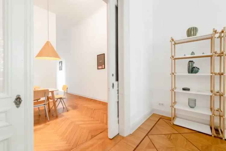 Ein gemütliches Zimmer in einem voll ausgestatteten Wohnraum in Berlin