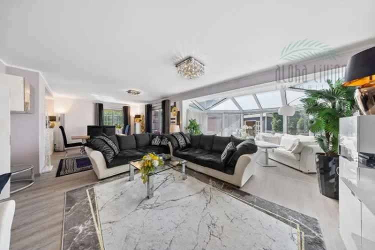 Exclusive joie de vivre in a stylish ambience: Spacious detached house in favored Berlin location