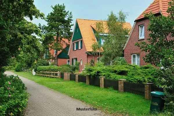 Dreifamilienhaus, 2 Garagen, 3 Außenstellplätze