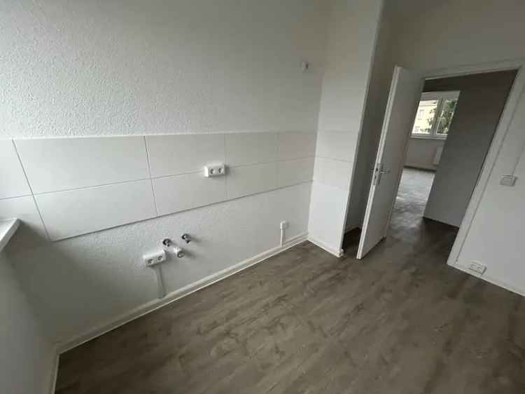 Schnell sein! Renovierte 3-Zimmer-Wohnung mit Balkon und Einbauküche!