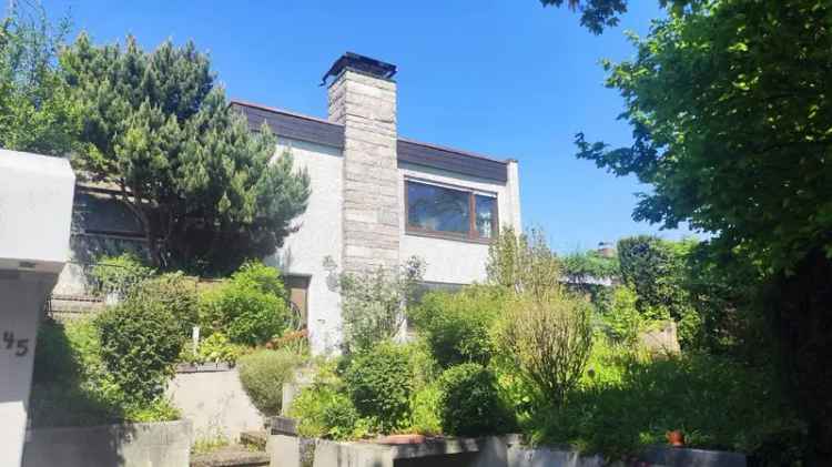 *Großzügiger Bungalow mit pflegeleichten Garten und Doppelgarage - Aussicht garantiert*