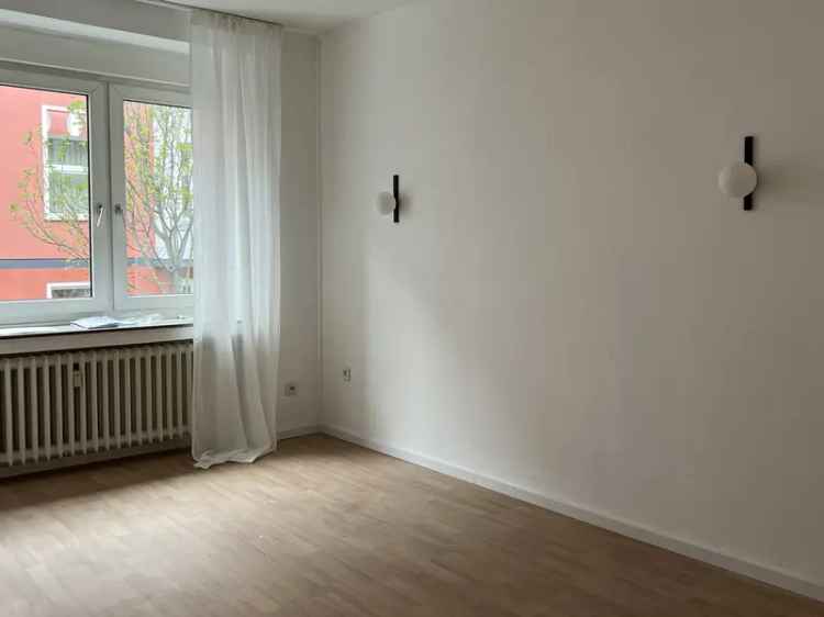 Geschmackvolle, sanierte 3-Raum-Wohnung mit gehobener Innenausstattung mit Balkon in Düsseldorf