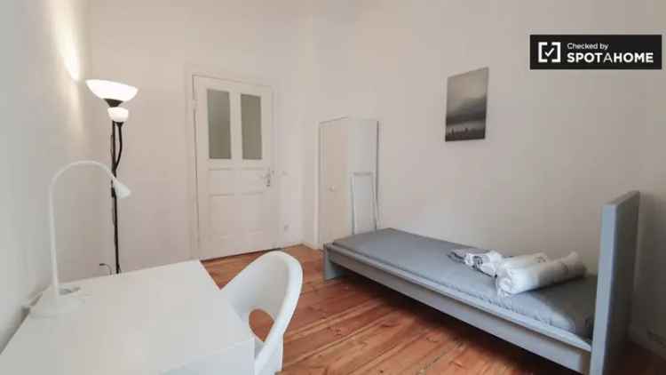 Zimmer zu vermieten in Wohnung mit 5 Schlafzimmern in Berlin