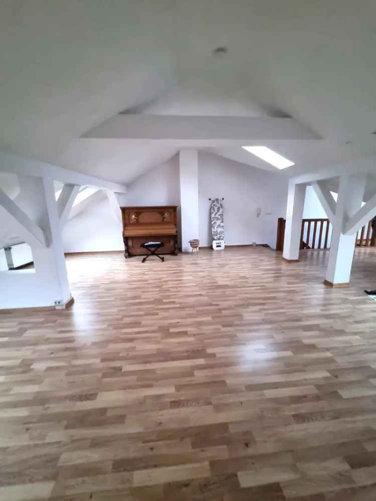 CHARMANTES OBERGESCHOSS MIT DACHGESCHOSS!