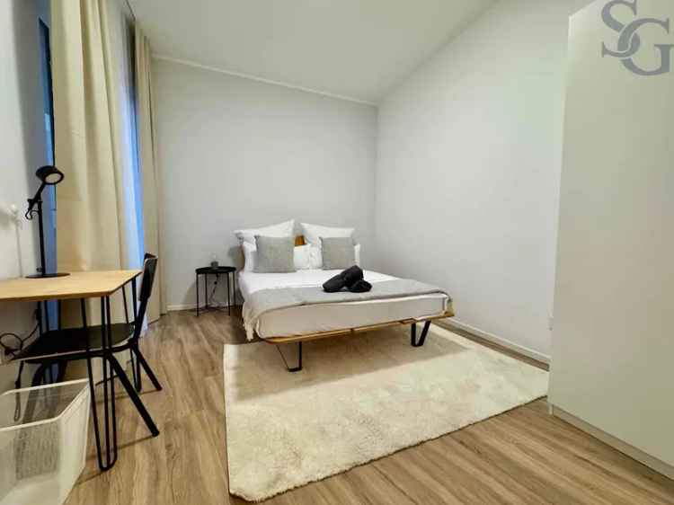 möbliertes Studio mit Einbauküche und Balkon