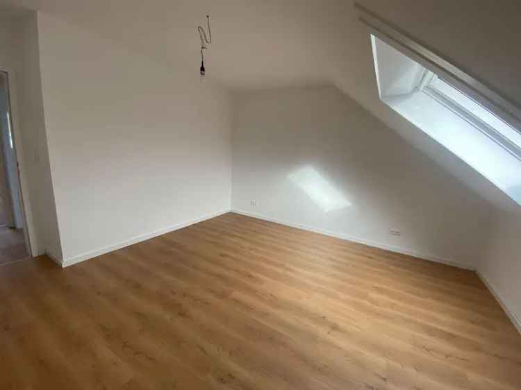 Helle, renovierte 2,5-Zimmer DG-Wohnung mit Balkon & Stellplatz