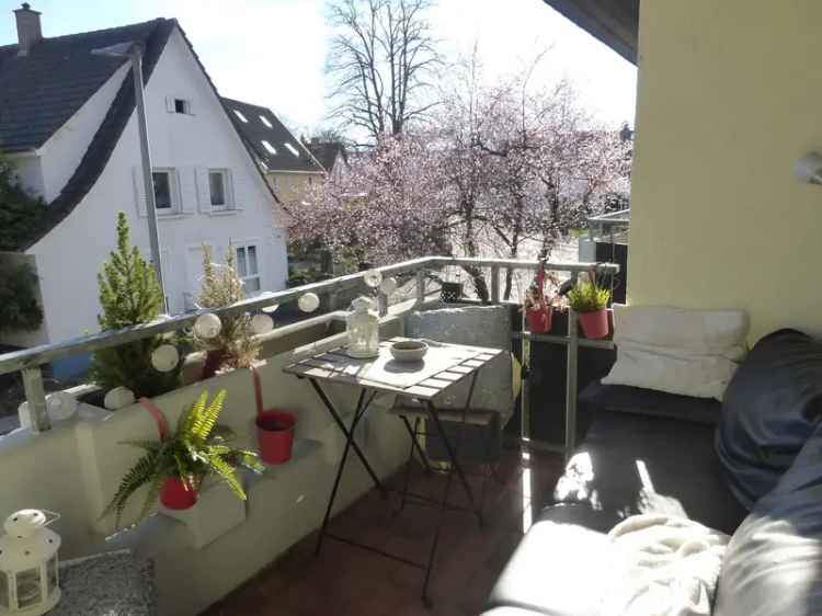 Charmante 3-Zimmer-Wohnung mit Designer-Boden, Einbauküche und Loggiabalkon