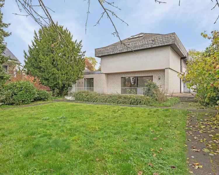 Ratingen-Lintorf: Renovierungsbedürftiges Architektenhaus in bester Lage