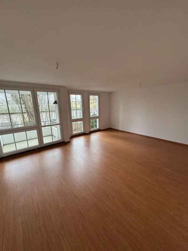 Großzügige 3 Zimmer Wohnung mit Balkon!