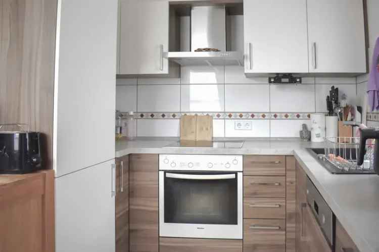 Nur wenige Schritte ins Grüne: Ruhige 3 Zimmer DG-Wohnung mit Balkon und TG-Stellplatz 