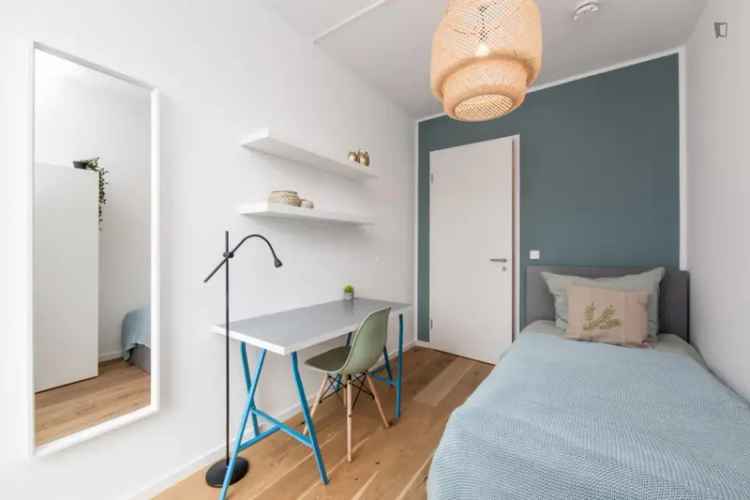 Einbettzimmer, mit Balkon, in 5-Schlafzimmer Wohnung