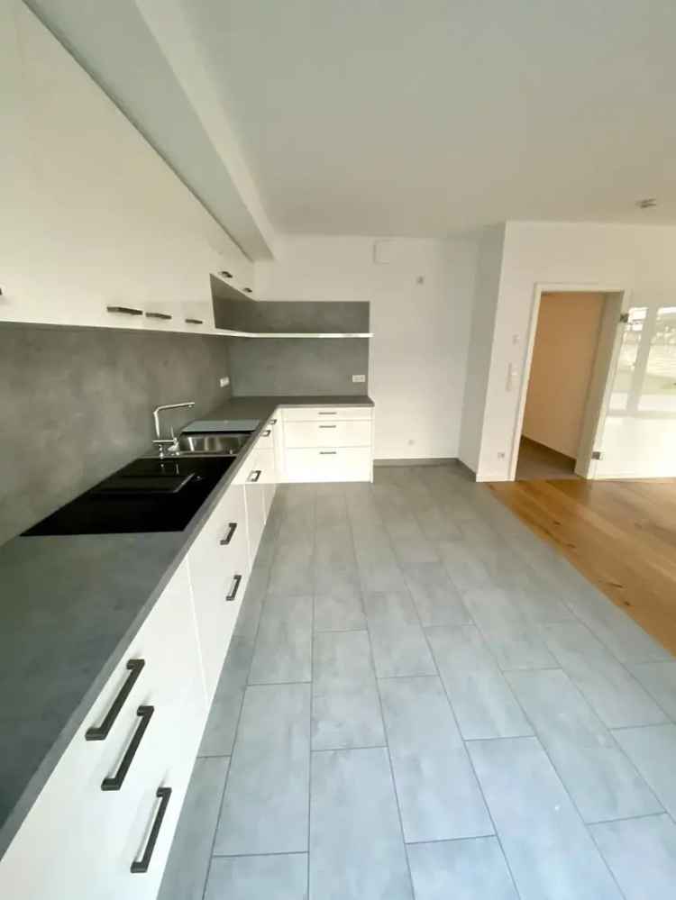 Exklusive und hochwertige 90qm EG-Wohnung mit großer Küche, Vollbad, große Süd-Terrasse in top Lage
