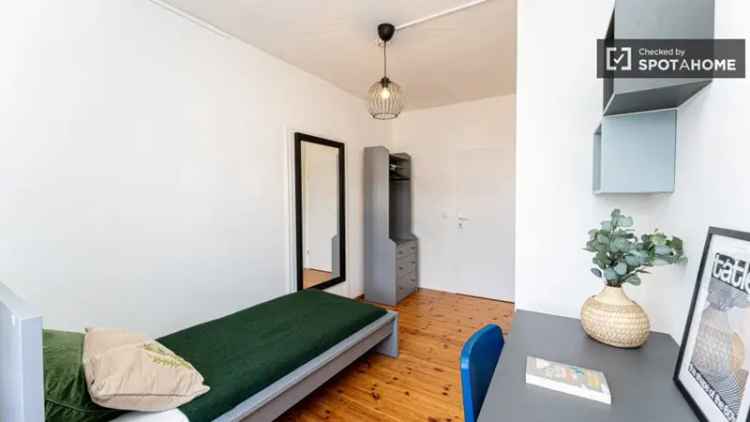 Zimmer zu vermieten in einer 4-Zimmer-Wohnung in Kreuzberg