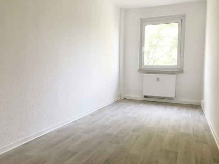 Für Sie saniert! 3 Raum Wohnung mit Balkon