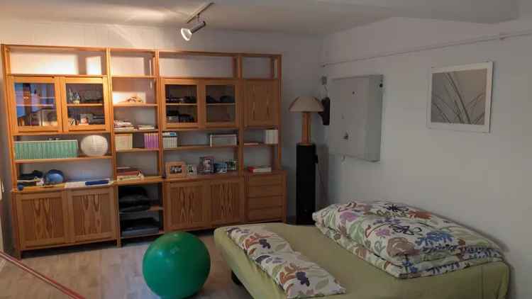 Einfamilienhaus mit Einliegerwohnung und großem Garten in ruhiger Lagee