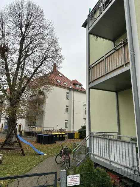 Drei-Raum-Wohnung kaufen in Leipzig-Großzschocher mit Loggia