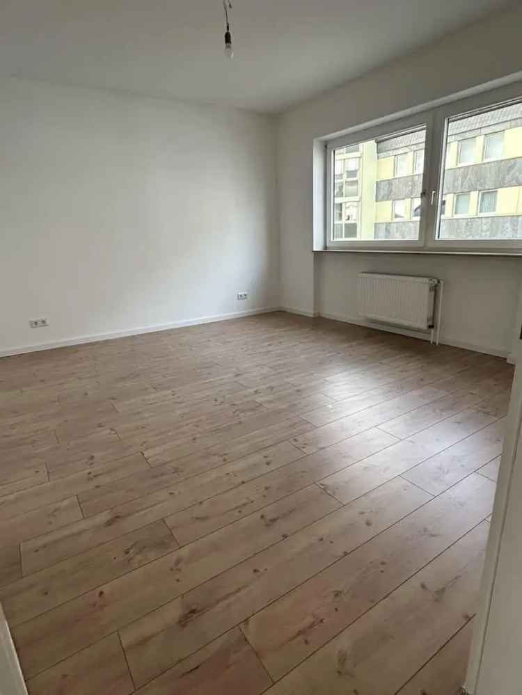 PRIVAT: Erstbezug nach Sanierung EBK/Süd-Balkon: Große helle 2-Zimmer-Wohnung in Langen