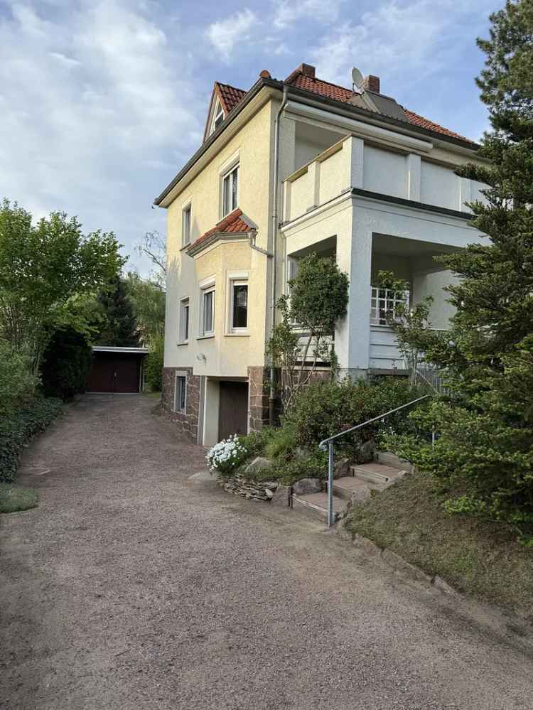 Von privat: Villa mit Baugrund vor Spitzhaus und Weinbergen