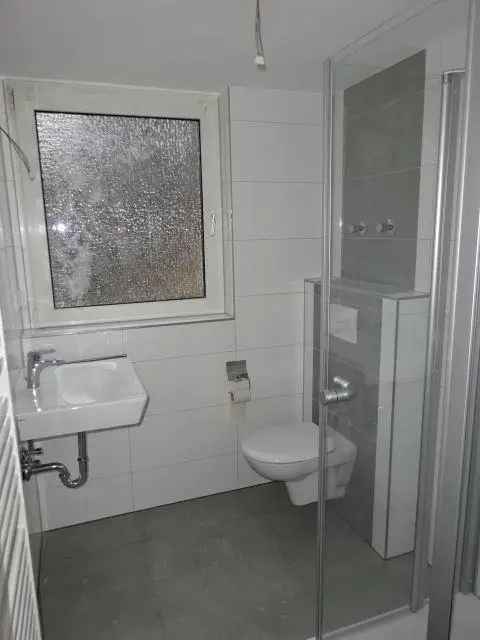 Sehr helle gepflegte Wohnung mit kleinem Balkon